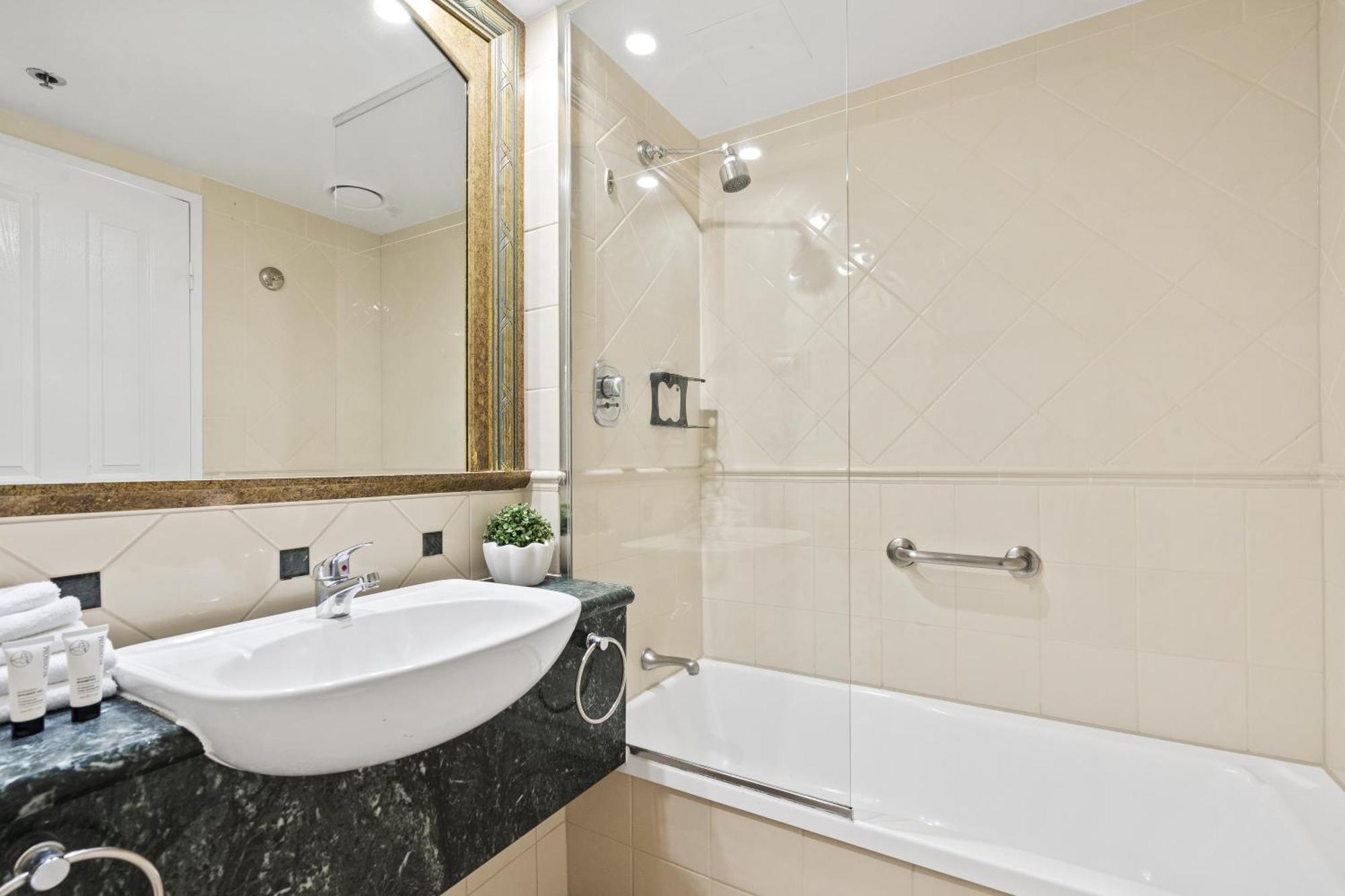 Legends Apartments - Qstay Гоулд Коуст Екстериор снимка